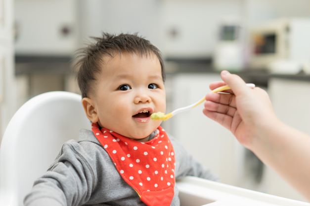 https://parentscentre.org.nz/wp-content/uploads/2022/07/Baby-eating-solids.jpeg